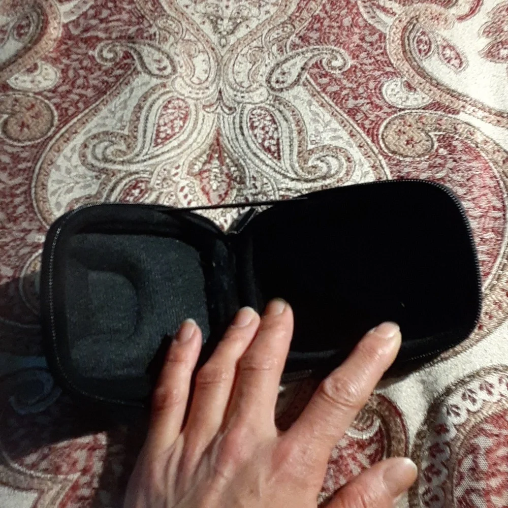 Shutterbug 📷 black camera case - Picture 2 of 15
